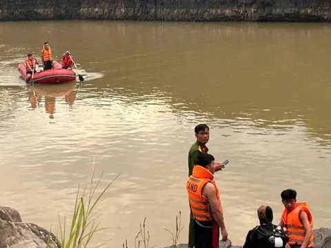 Thấy bạn rơi xuống hồ 2 thanh niên nhảy xuống cứu, cả ba đều mất tích