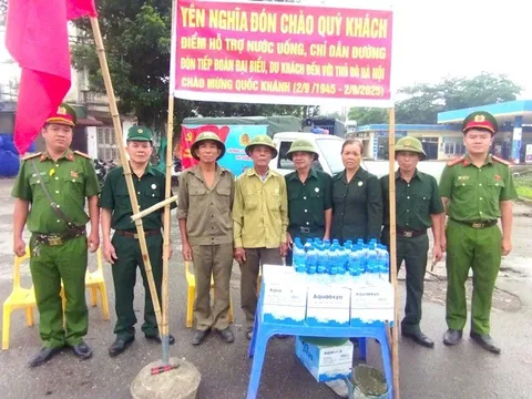 Phường​ Yên Nghĩa phát nước miễn phí, lan tỏa tinh thần đoàn kết dịp Quốc khánh 2/9