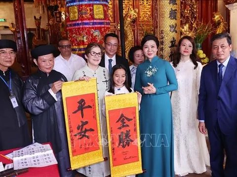 Phu nhân Ngô Phương Ly và Phu nhân Lis Cuesta Peraza tham quan đền Ngọc Sơn