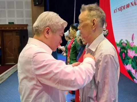 103 đảng viên phường Đại Mỗ được nhận Huy hiệu Đảng đợt 2/9/2025