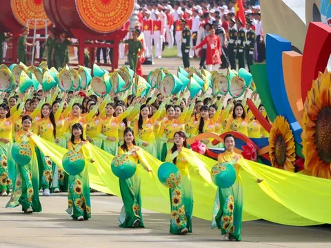 Chùm ảnh: Rạng rỡ khối quần chúng tham gia diễu hành tại A80