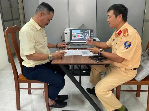 Xử phạt tài xế điều khiển xe ô tô khách đi vào đường cấm từ phản ánh của người dân