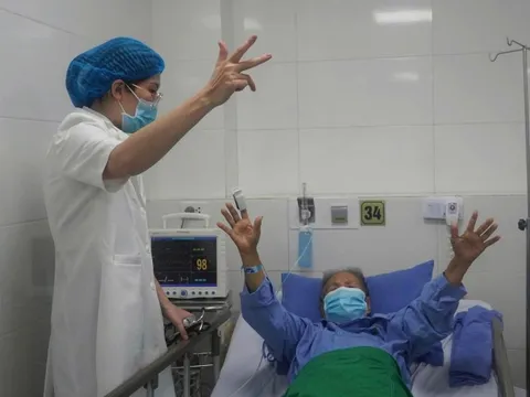 Can thiệp thành công túi phình mạch não cho cụ bà 90 tuổi