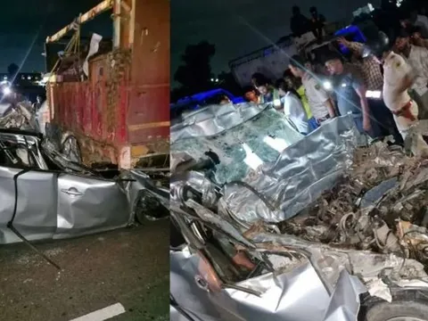 Ô tô đâm vào xe tải, 5 người tử vong