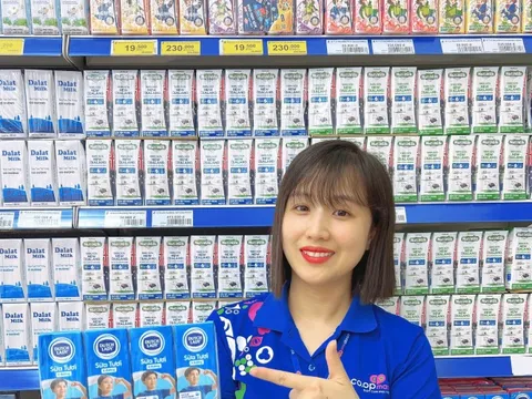 Saigon Co.op tặng hơn 10.000 hộp sữa tiếp năng lượng cho học sinh khai giảng năm học mới