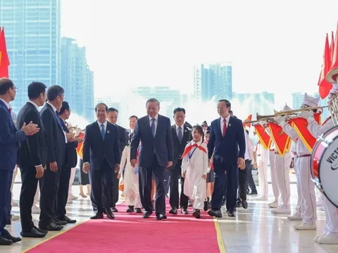 Sáng nay, gần 1,6 triệu thầy cô giáo và 26 triệu học sinh, sinh viên cả nước tham dự lễ khai giảng năm học mới