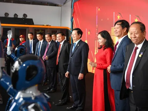 Tổng Bí thư, Chủ tịch nước Lào Thongloun Sisoulith và Chủ tịch Thượng viện Campuchia Hun Sen tham quan Triển lãm thành tựu đất nước