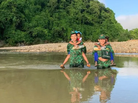 Lính biên phòng cõng các em nhỏ vượt suối đến trường trong Ngày khai giảng
