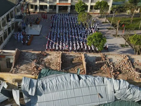 Gác lại ngổn ngang sau bão, hàng nghìn học sinh Hà Tĩnh bước vào năm học mới