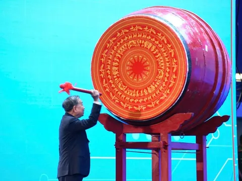 Tổng Bí thư Tô Lâm đánh trống khai giảng năm học mới