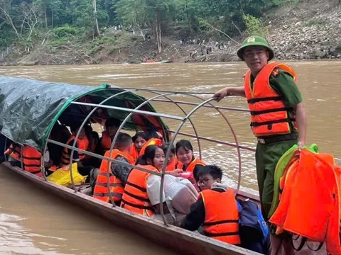 Cầu bị lũ dữ cuốn trôi, hàng trăm học sinh "vượt sông" đến trường
