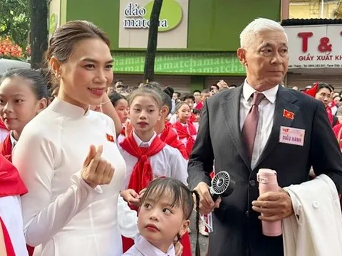 "Ông bố" gây chú ý khi luôn cận kề Mỹ Tâm ở A80 là ai?