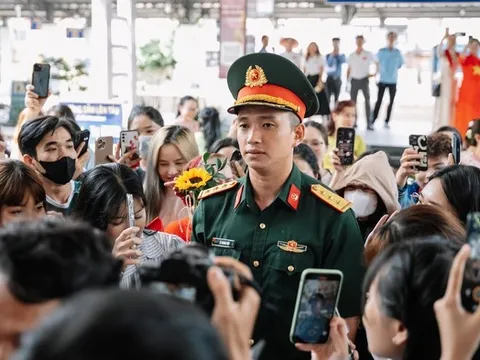 Người dân chào đón Thượng uý Lê Hoàng Hiệp cùng hơn 600 chiến sĩ trở về từ A80