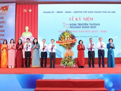 Lãnh đạo Thành phố dự khai giảng tại điểm cầu Trường THPT Phan Huy Chú