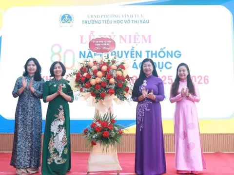 Chủ tịch Ủy ban MTTQ Việt Nam Thành phố Hà Nội hòa chung niềm vui rộn ràng ngày khai trường cùng học sinh Thủ đô