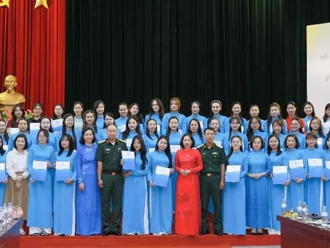 Hội LHPN Hà Nội gặp mặt, biểu dương phụ nữ tham gia diễu hành và phục vụ khối “Phụ nữ Việt Nam“
