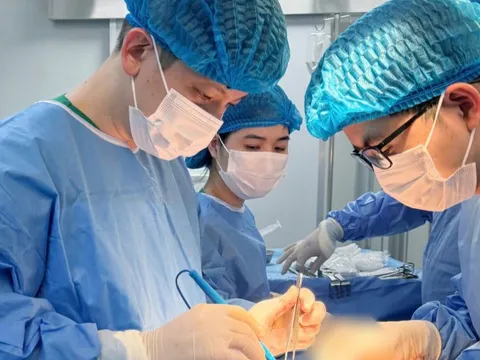 Bụng biến dạng vì hút mỡ, thiếu nữ phải gặp bác sĩ cầu cứu