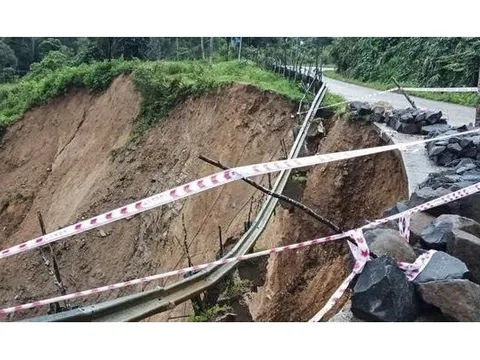 Tỉnh lộ 673 ở Quảng Ngãi bị sạt lở nghiêm trọng, lo đứt gãy mặt đường nếu mưa kéo dài