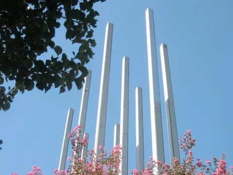 Những chiếc cột độc đáo làm nên “bức tranh” điện mặt trời đáng kinh ngạc
