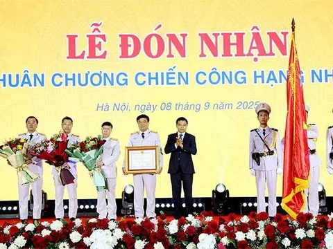 Hải quan đón nhận Huân chương Chiến công hạng Nhất nhân kỷ niệm 80 năm ngày truyền thống