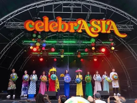 Áo Dài Việt Nam rực rỡ tại Ngày hội văn hóa Đông Nam Á tại London