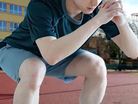 Bé trai 15 tuổi bị suy thận sau khi thực hiện 1.000 lần động tác đứng lên ngồi xuống