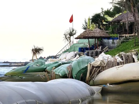 Bờ biển Hội An “chênh vênh” trước mùa mưa bão