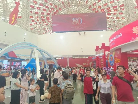 Sau nghỉ lễ Quốc khánh, người dân vẫn tấp nập đến Triển lãm “80 năm hành trình Độc lập-Tự do-Hạnh phúc”