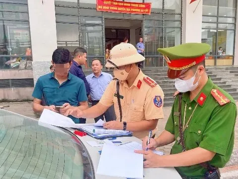 Hà Nội: Xử lý loạt xe dừng đỗ sai quy định trên đường Nguyễn Trạc