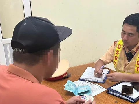 Xử lý xe tải làm chảy nước xuống đường, gây nguy hiểm cho người tham gia giao thông