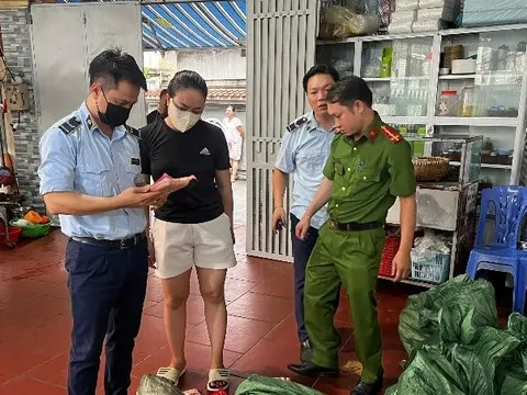 Gẩn 1 tấn xúc xích “trôi nổi” bị chặn đứng trước Tết Trung thu