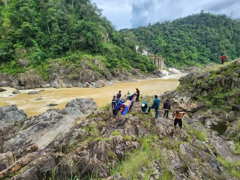 Nhóm thanh niên đi câu cá giữa sông Sê San, một người bị nước cuốn trôi
