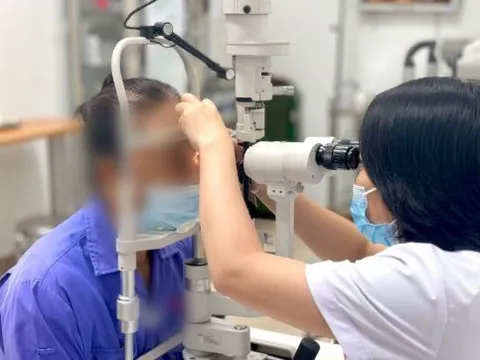 Người phụ nữ 68 tuổi ngứa mắt suốt 3 năm, bác sĩ kiểm tra thì "sốc nặng"