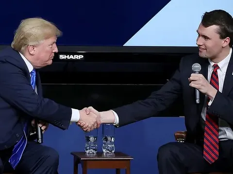 Đồng minh của ông Trump bị bắn trong một “vụ ám sát chính trị”