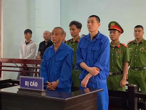 Rủ nhau đi trộm xe máy, 2 con nghiện dắt tay nhau vào nhà đá