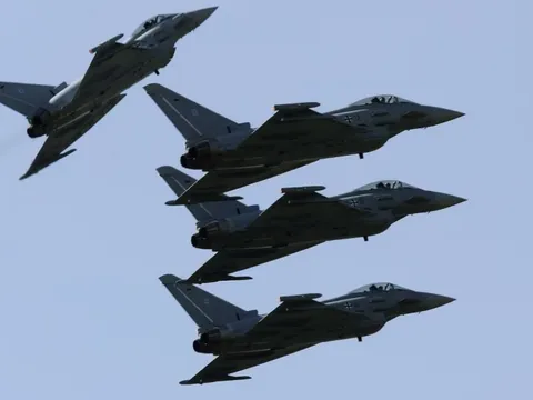 Vụ UAV bay vào Ba Lan: Ông Trump nói không hài lòng, NATO cấp tốc củng cố sườn Đông