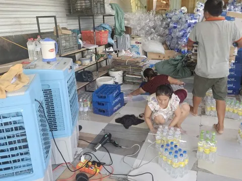 Phát hiện, bắt quả tang cơ sở dùng axit sản xuất hàng nghìn chai dấm giả