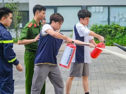 Hướng dẫn kỹ năng an toàn phòng cháy chữa cháy cho học sinh trường liên cấp Dewey Ocean Park