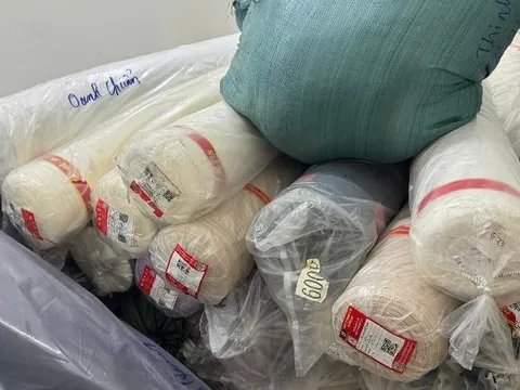 Hà Nội: Phát hiện xe tải chở hàng hóa không rõ nguồn gốc trên quốc lộ 1B