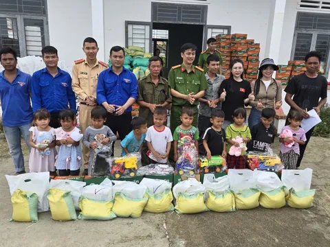 Công an xã Ia Pa trao tặng quà cho gia đình khó khăn và học bổng cho học sinh vượt khó