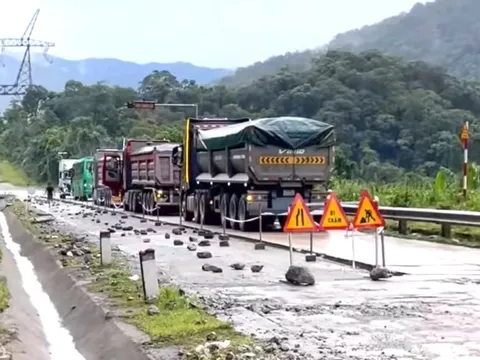Kinh phí duy tu hạn hẹp, lưu lượng xe gia tăng khiến mặt đường đèo Lò Xo hư hỏng nhanh chóng?