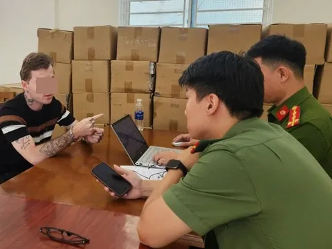 Rút súng "dằn mặt" đối thủ trong quán bar, người đàn ông ngoại quốc bị tạm giữ