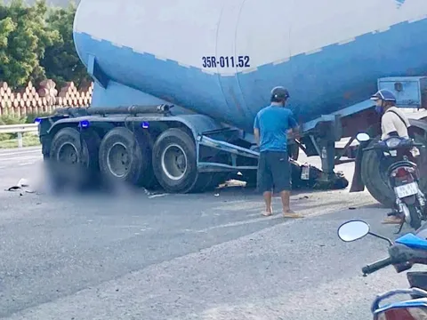 Xe máy lọt thỏm dưới gầm xe đầu kéo, 2 người tử vong tại chỗ