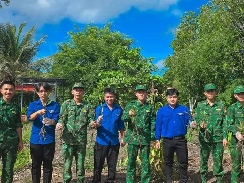 Tuổi trẻ đồn biên phòng Rạch Gốc và xã đoàn Phan Ngọc Hiển chung tay xây dựng môi trường xanh – sạch – đẹp