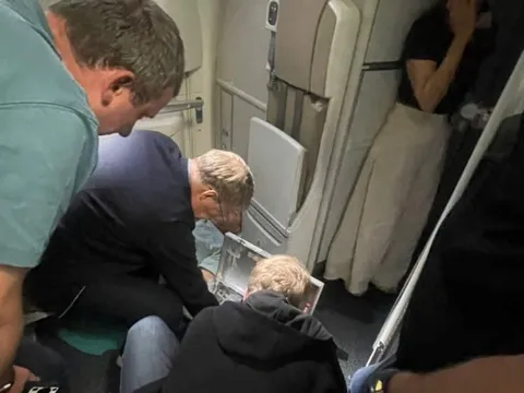 Đoàn công tác Bộ Y tế Nga hỗ trợ cấp cứu hành khách trên chuyến bay của Vietnam Airlines