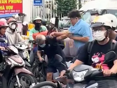 Xác minh clip người đàn ông đi ô tô hành hung cụ ông giữa đường