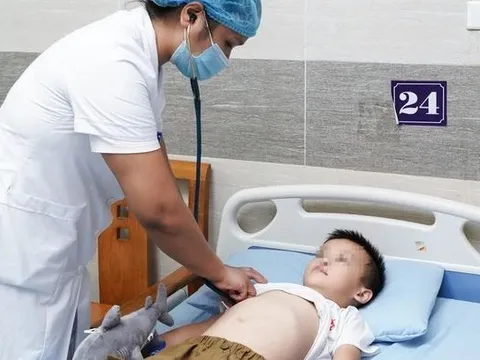 Bé trai nôn ra dịch nâu đen, đi khám, gia đình choáng váng khi biết lý do