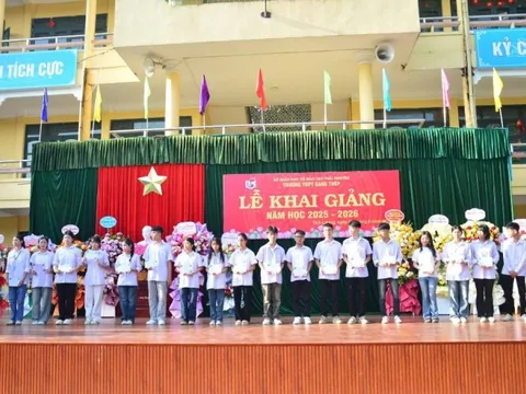 Dự án Hỗ trợ phát triển giáo dục trao học bổng cho học sinh có hoàn cảnh khó khăn