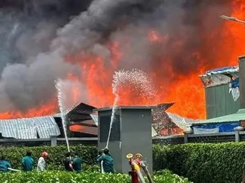 Cháy lớn nhà xưởng ở Tp.HCM, phát hiện bên trong có thi thể