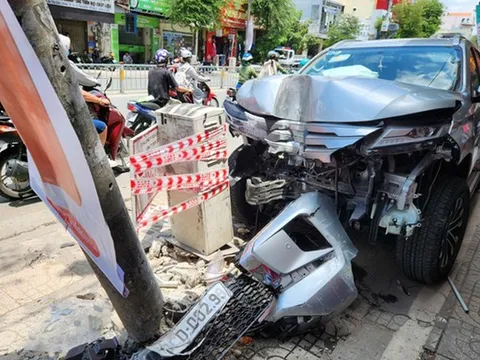 Ô tô 7 chỗ "lao như tên bắn" tông xe máy rồi đâm gãy trụ điện, 3 người bị thương